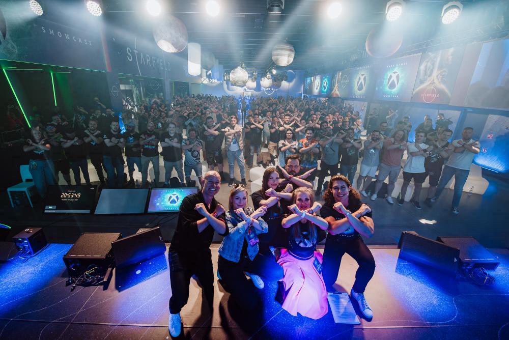 Love this photo from our first ever #XboxFanFest in Poland! 🙅🏼‍♂️💚🇵🇱