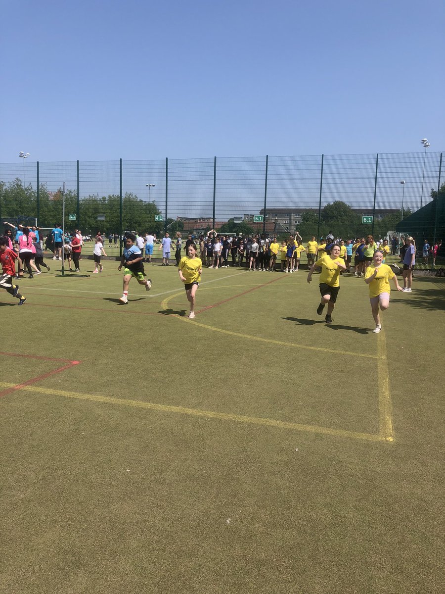 More fun outdoors at <a href="/high_forrester/">Forrester high school</a>. Lots of excellent sporting games and fabulous coaches and young leaders! 👏 <a href="/BroomhousePs/">BroomhousePS</a>