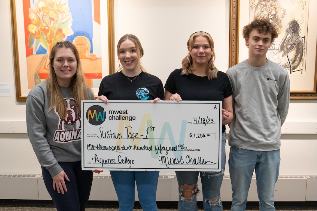 Congratulations to these <a href="/AquinasCollege/">Aquinas College</a>  students on their impressive showing at MWest Challenge! <a href="/WinnieBrinks/">Winnie Brinks</a> <a href="/RepScholten/">Congresswoman Hillary Scholten</a> 
aquinas.edu/news/2023/busi…