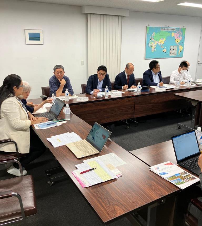 SENAVEParaguay's tweet photo. A fin de presentar los avances del 🇵🇾 para el aseguramiento de la #inocuidad, la Ing. Leticia Soria,  directora de Calidad, Inocuidad y Agricultura Orgánica (DICAO) del #SENAVE, y Taigo Endo, asesor principal del Proyecto #INOPAR, se encuentran en 🇯🇵 https://t.co/OgZXiFlsSc