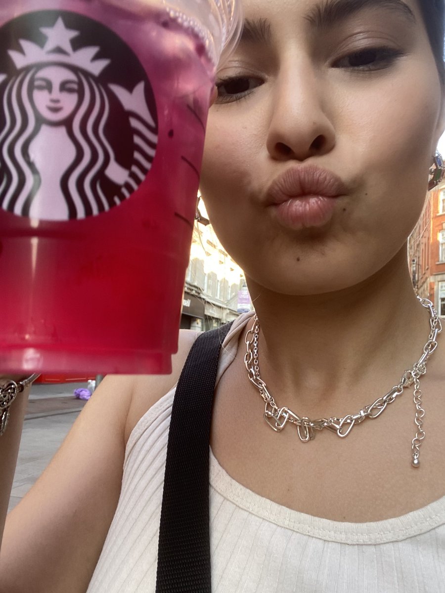 moeerff's tweet photo. My first Mango Dragonfruit refresha ind Dublin. In Germany it is everywhere sold out. What a shame but now I’m happy! https://t.co/FxoQHOwFf5