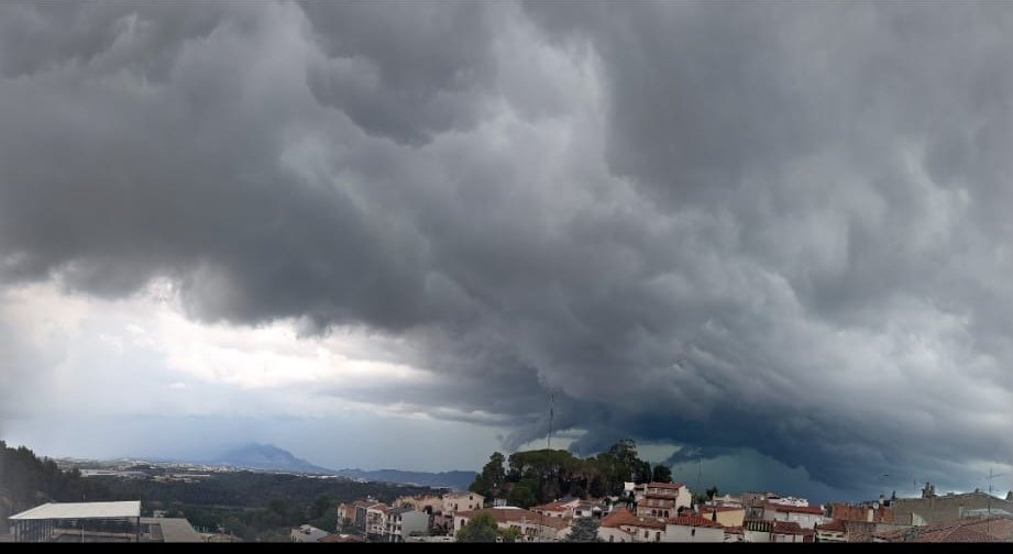 VickyAC67's tweet photo. @AlfredRPico, així es veien les tormentas desde Castellví de Rosanes!!! Foto de Raquel https://t.co/oW6kJDtdwc