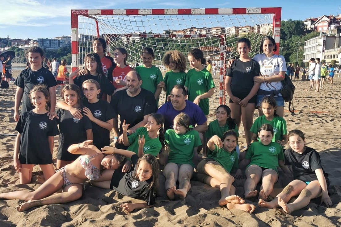 🔊 BASE ZUAZOTARRA 
🤾‍♀️ Imagenes de nuestras pequeñas #GuerrerasZuazotarras participantes en el tradicional Torneo @Askartza_bmano y en la actividad de balonmano playa en Ereaga organizada por @fvbm durante el pasado fin de semana 👏👏👏
#EskubaloiaBizkaia
#ZuazoGara