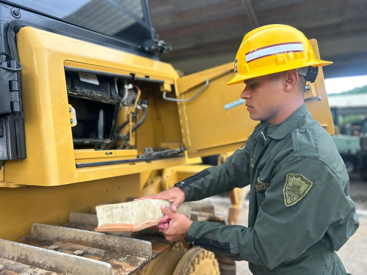 Ejercito_Div1's tweet photo. En apoyo a @UNGRD, nuestros soldados de @Ingenieros_EJC #DecimaBrigada realizaron una remoción de sedimentos sobre el Río Tucuy, en la Jagua de Ibirico, #Cesar, evitando inundaciones en el sector y permitiendo la normalización del agua sobre el afluente. #SiempreATuLado https://t.co/ZVjZm7NFdc