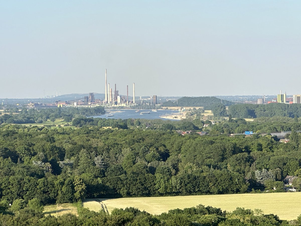 So meine Lieben, noch ein abendlicher Blick von der Halde Rheinpreussen auf das #ruhrgebiet. Im Hintergrund Duisburg.

Alles längst nicht mehr so triest und grau wie man vielleicht denken könnte🌼

#industriekultur #nrw #halderheinpreussen