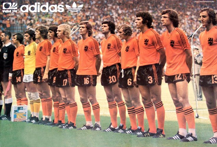 Tarihte ilk...

1974 Dünya Kupası'nda Hollanda Milli Takımı'nın forma sponsorluğunu Adidas üstlenmişti. Fakat bir sorun vardı. Johan Cruyff, Puma'nın marka yüzüydü ve Adidas'ın 3 çizgili formasını giymeyi istemedi. Bunun üzerine Adidas, Cruyff için 2 çizgili özel forma üretti.