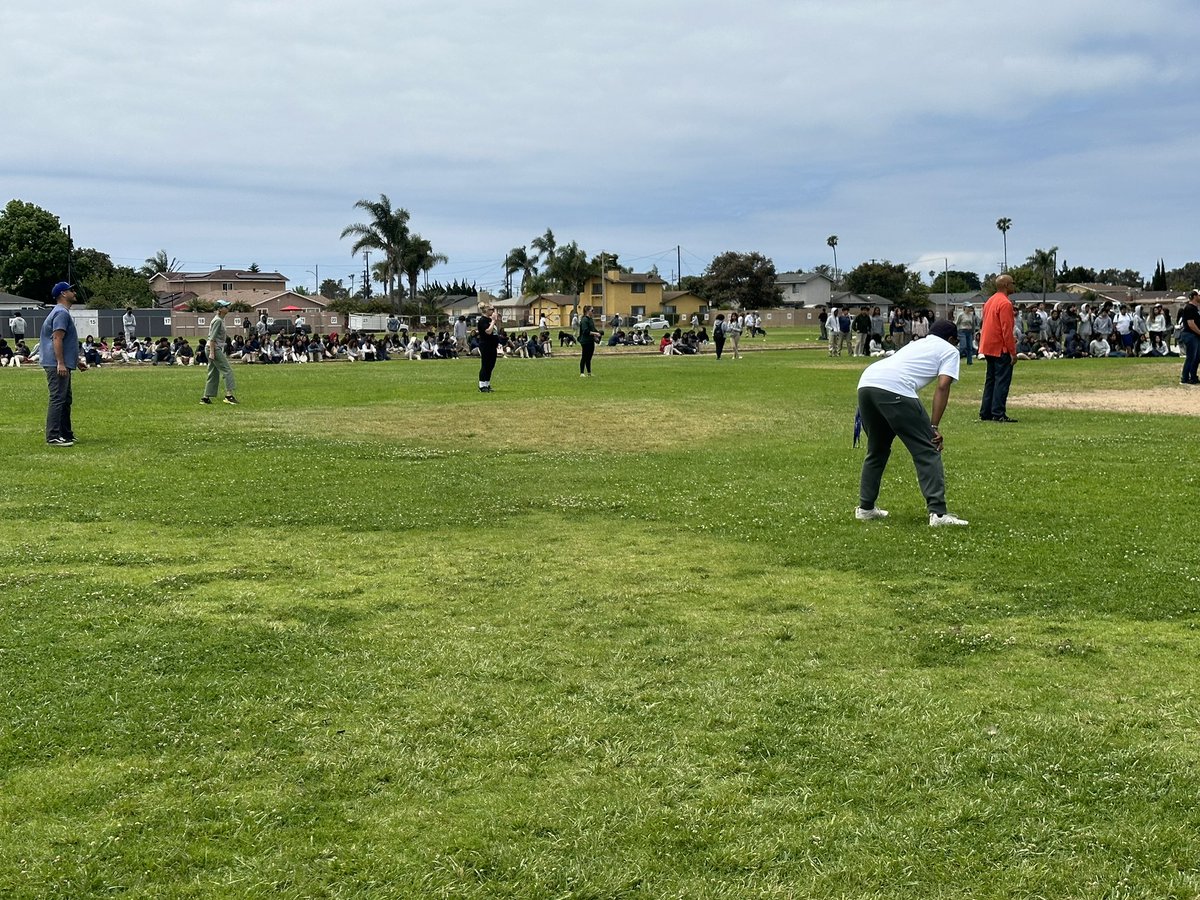 imelgoza110's tweet photo. Excellent kickball game, teachers against the 8th graders! Who will win? Such fun way to celebrate our amazing 8th graders. Thank you teachers.  
@HuenemeElemSD @EOGreenHornets #GreenJHS #hesdpride https://t.co/bQe9wob97X