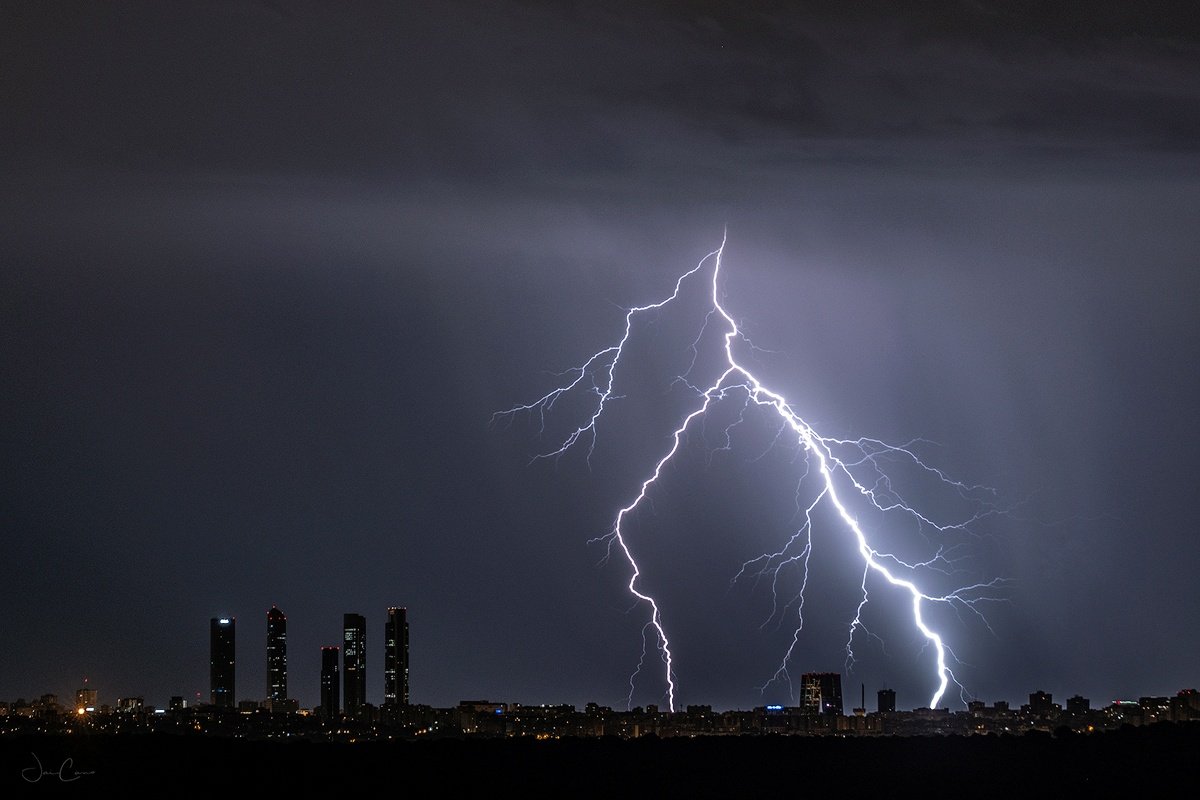 jaicano's tweet photo. Tormenta de anoche 12 de julio sobre las 5 Torres.

#Tormenta #tormentamadrid #madrid 

@VanguardPhotoES 
@FOTOGRAFIARTE2 https://t.co/d9dbm8SqQX