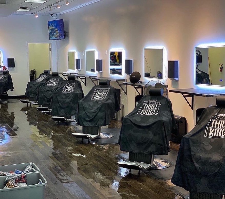 3kings_510's tweet photo. Happy Tuesday! We’re open and here til 7pm. We have Barbers here taking Walk Ins and Appointments all day . Feel free to DM or Call for more information (510)565-1322 #3Kings 👑👑👑 Have a Good Week 🙌🏽 https://t.co/3e7OtmAVOD