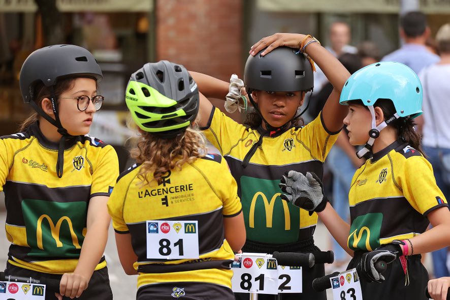 AlbiTrottTour: quand les jeunes Albigeois se retrouvent chaque fin d’après-midi pendant une semaine, pour des courses de trottinettes, sous les maillots de leurs clubs sportifs! Merci aux organisateurs du SCA d’avoir relancé ce rdv albigeois historique! <a href="/ville_albi/">Ville d'Albi</a> <a href="/SCA_OFFICIEL/">SC ALBI</a>