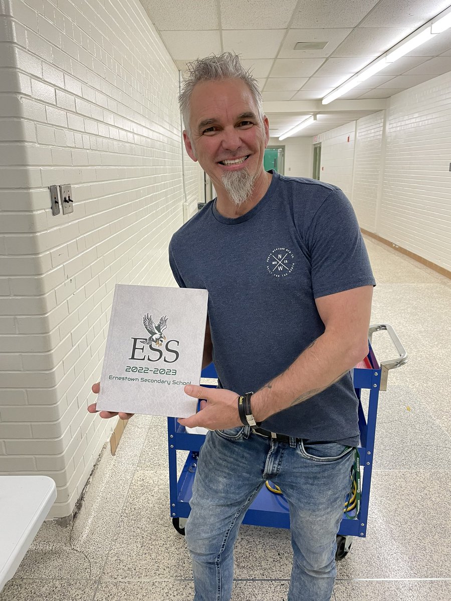 Ernestown_LDSB's tweet photo. Yearbooks are back!!  ONLY $25, Eagles!  You can��t go wrong at that price! https://t.co/yerUOK3CMK