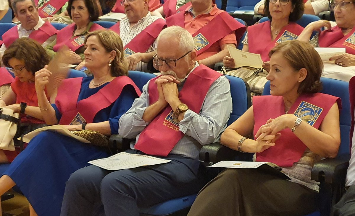 pablodeolavide's tweet photo. 🎓👵👴Gracias a nuestro estudiantado del Aula de Mayores en Dos Hermanas, Lebrija, Tomares, Castilleja de la Cuesta, Bormujos, Pilas, La Algaba y La Puebla del Río, por mostrarnos que el aprendizaje no tiene límites de edad y que nunca es tarde para alcanzar metas nuevas 📚 https://t.co/HRs7wfnlpJ
