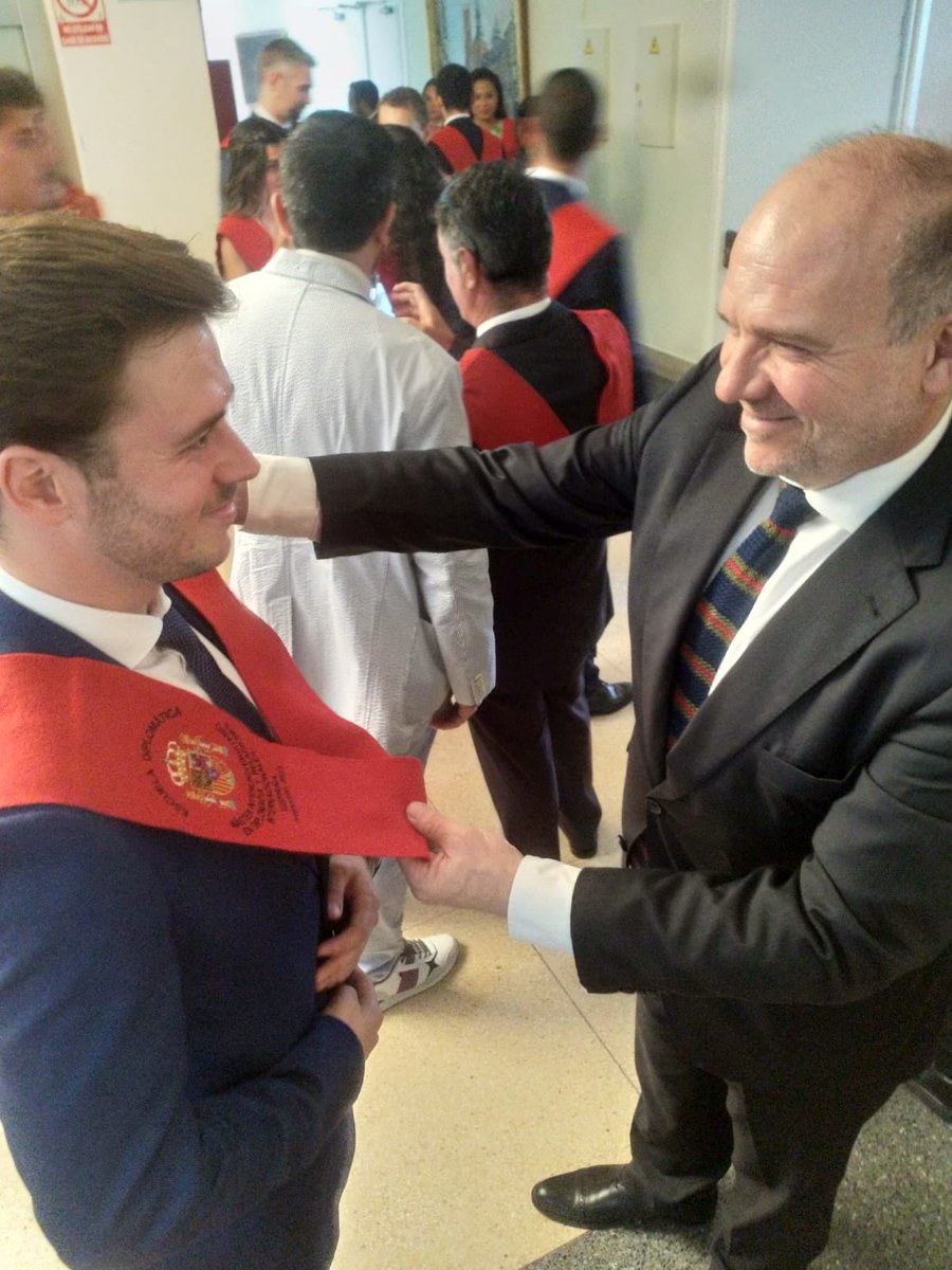 Exfera_Alumni's tweet photo. 🎓 ¡Exfera Alumni no se ha perdido hoy la ceremonia de graduación de la decimoctava promoción del Máster en Relaciones Internacionales y Diplomacia!
🎉 Tras un año de gran trabajo y aprendizaje, ¡Enhorabuena chic@s! https://t.co/Hu2eGEJDrc