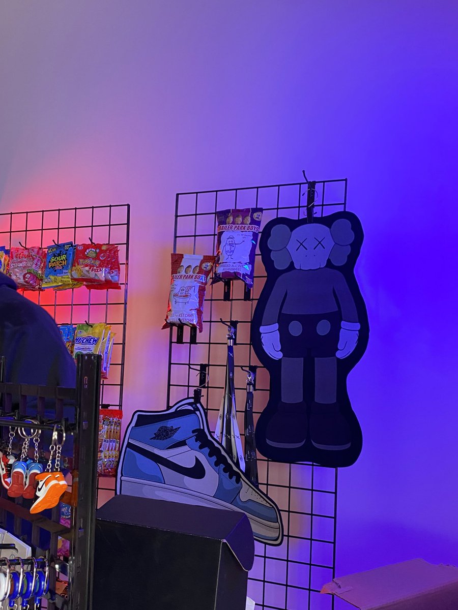 devancooper_'s tweet image. Support local businesses 🥤🍬🇨🇦