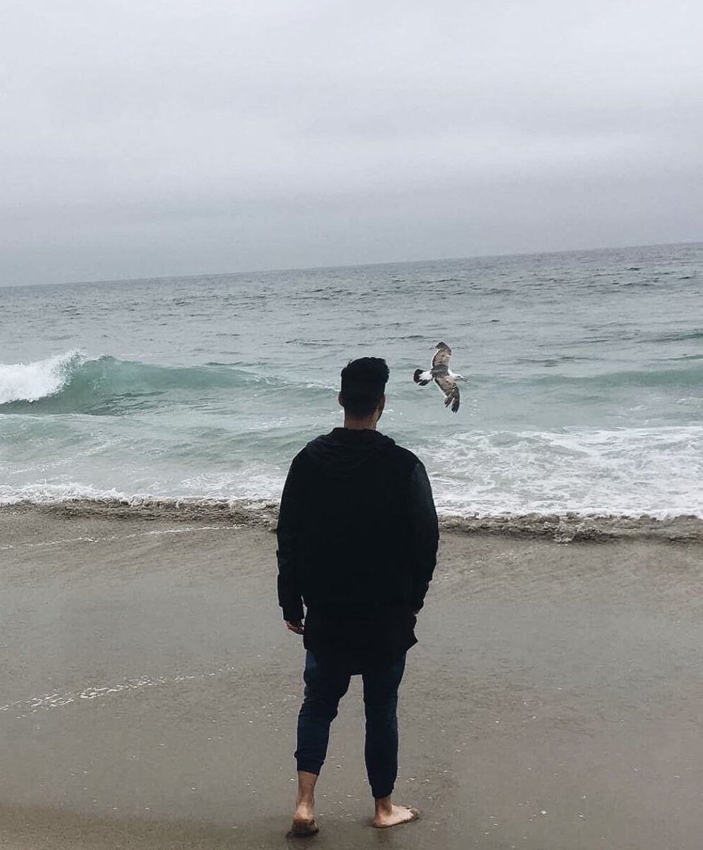 لا يُطْرِبُنِي المَدْحُ ، ولا أَخَافُ القَدْح
أعرف من أنا . "