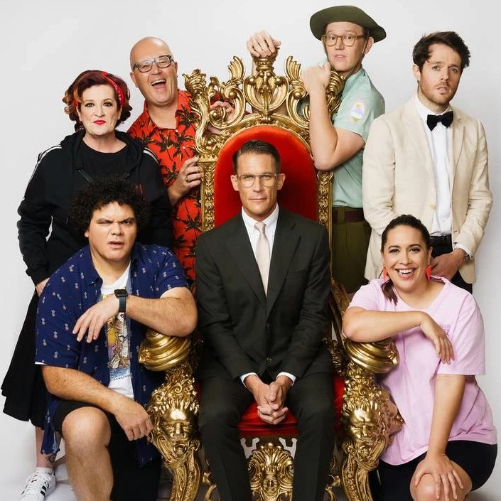 tomothyleonardo's tweet image. I love that the golden throne market is apparently so small that the same design just turns up everywhere. It will forever be the #TaskmasterNZ throne in my mind tho.

(Don't mind me watching a #Glee Christmas episode mid June)