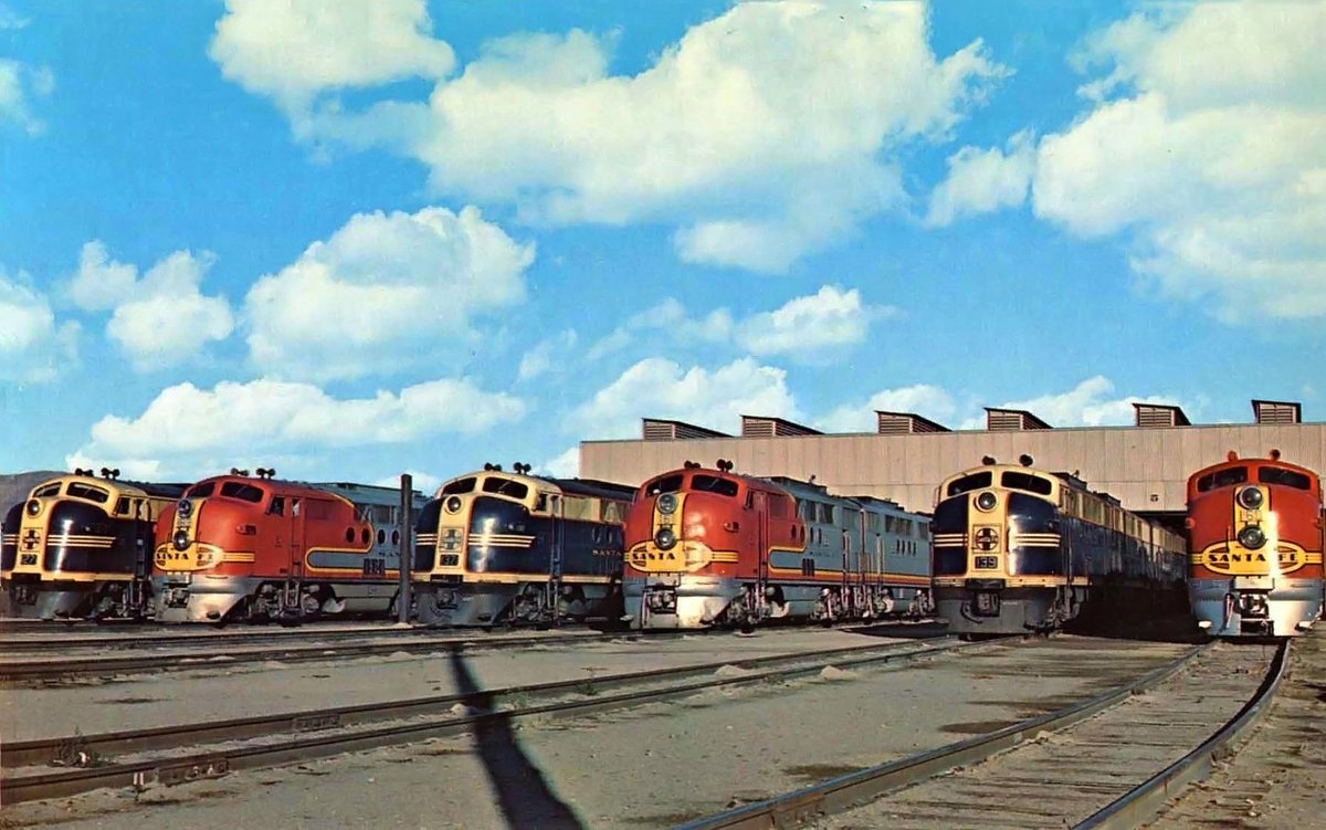 A Santa Fe company photo featuring a beautiful lineup of FT's sitting outside the shops at Barstow, California, circa 1948.

american-rails.com/atsf.html