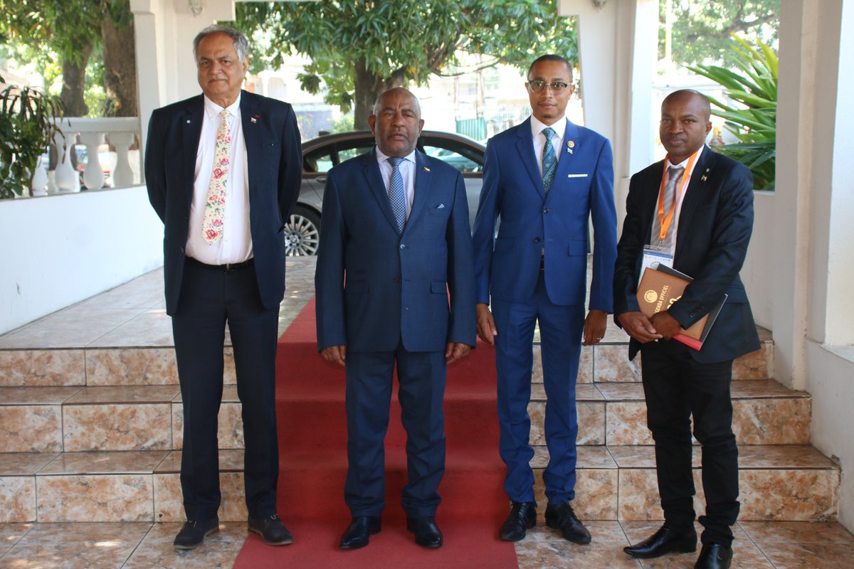 commission_coi's tweet photo. En marge de #BlueFutureConference @PR_AZALI chef de l'Etat 🇰🇲 &amp; président en exercice @_AfricanUnion a reçu Pr. Marimoutou SG #COI
➡️Appui à la présidence comorienne UA
➡️ refonte des mécanismes de financement, #Économiebleue #securitémaritime #climat &amp; #foemation = alignement https://t.co/hmGpDokUPM