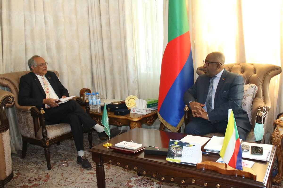 commission_coi's tweet photo. En marge de #BlueFutureConference @PR_AZALI chef de l'Etat 🇰🇲 &amp; président en exercice @_AfricanUnion a reçu Pr. Marimoutou SG #COI
➡️Appui à la présidence comorienne UA
➡️ refonte des mécanismes de financement, #Économiebleue #securitémaritime #climat &amp; #foemation = alignement https://t.co/hmGpDokUPM