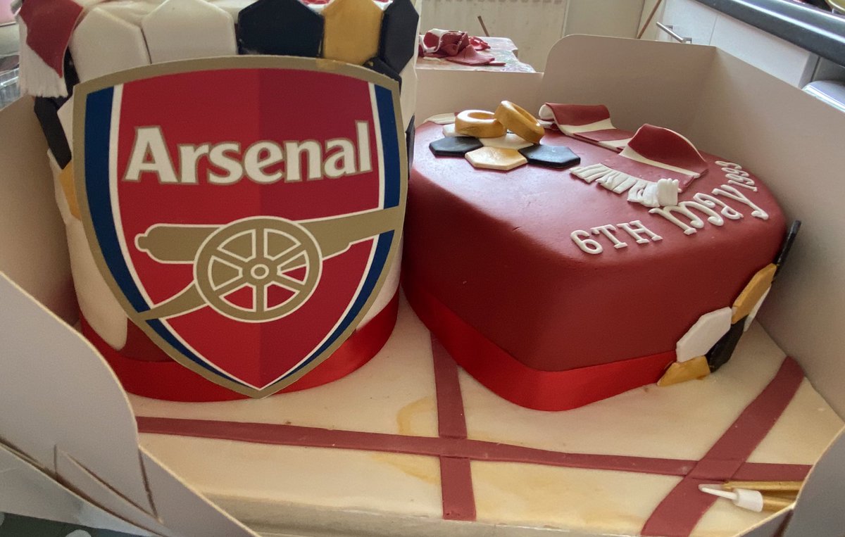 sharonmacks's tweet photo. For Richard and Beverly β½οΈππ#cakeart #cakedesigner #cakedesign #baker #baking #carrotcake #redvelvet #homemade #handmade #HappyBirthday #happyanniversary #arsenal #fondant #sugarcraft #celebrate #alledible https://t.co/jEJyTXymb0