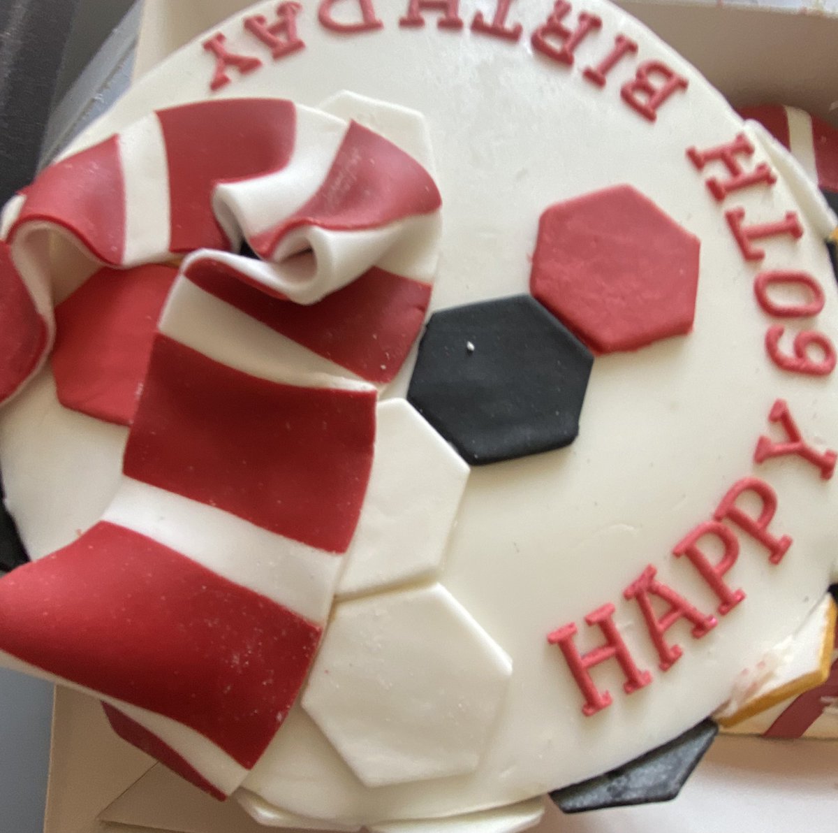 sharonmacks's tweet photo. For Richard and Beverly β½οΈππ#cakeart #cakedesigner #cakedesign #baker #baking #carrotcake #redvelvet #homemade #handmade #HappyBirthday #happyanniversary #arsenal #fondant #sugarcraft #celebrate #alledible https://t.co/jEJyTXymb0