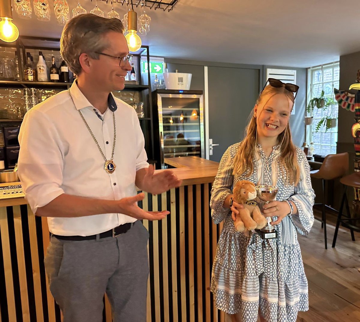 Vanavond had <a href="/martijnmollers/">Martijn Möllers</a> als voorzitter van Lionsclub Dokkum Bonifatius de eer om Dorthe haar welverdiende bokaal uit te reiken. Super goed gedaan Dorthe, voor ons ben jij een echte Leeuwin. Graag tot volgend jaar bij de 6e editie van de Lauwersmeer- en Waddentocht op 11 mei!