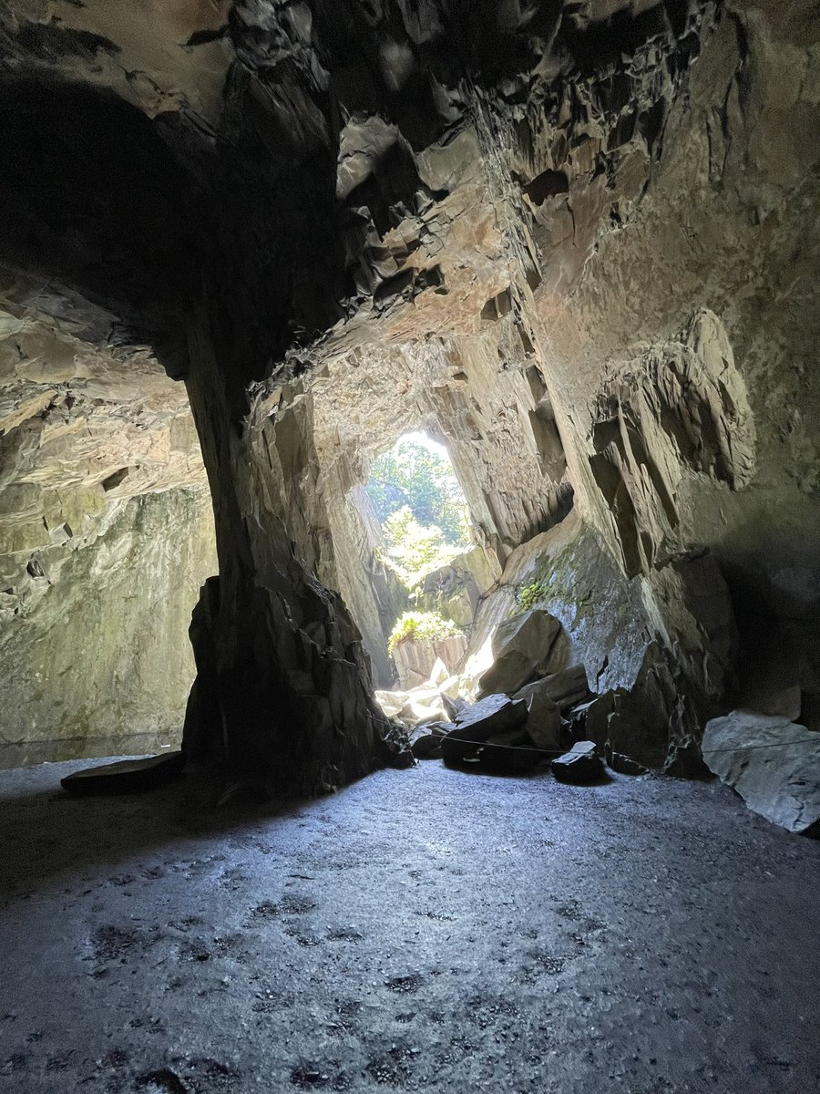 tashmakesstuff's tweet image. Well it turns out @JimjimTheGrim does have some real maps, and he knows how to use them. Supposedly a flat walk to the Cathedral caverns (he lied) , and a lunch of hero’s at the Three Shires. Nicest pint so far, yum