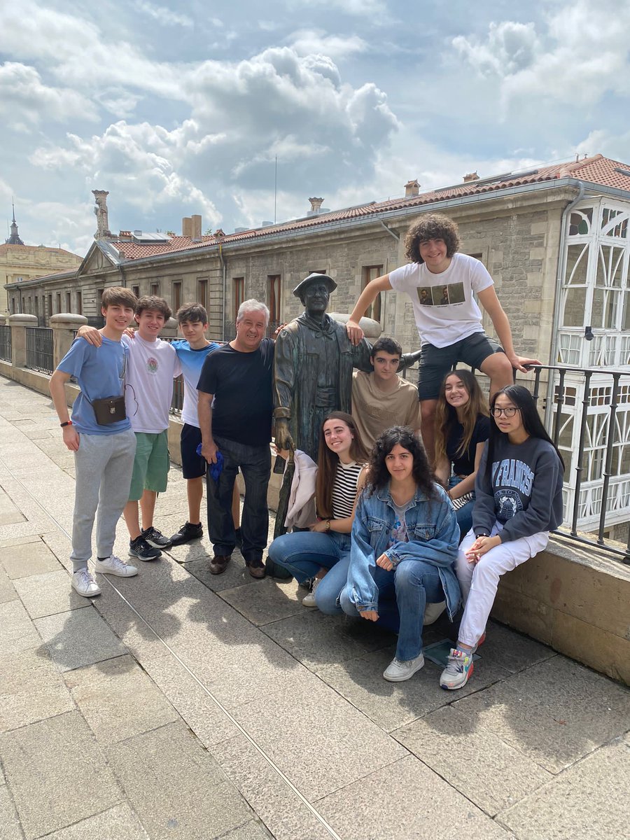 Juanjo16863389's tweet photo. Acabando el curso con de mi 4° ESO B (no estamos todos) de #Urkide. Hemos empezado compartiendo anécdotas y curiosidades de nuestra ciudad y hemos acabado sacándonos esta foto con nuestro Celedón. Esto huele ya a trabajo hecho. Es más: esto huele ya a vacaciones! https://t.co/DdZGZal6fS