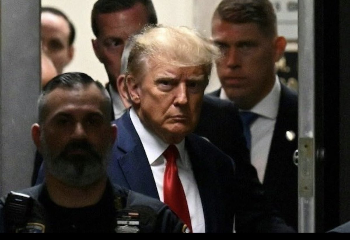 rulajebreal's tweet photo. #Trump è stato arrestato per aver rubato documenti top-secret.
L’idolo della destra italiana dovrà difendersi dall’accusa penale di SPIONAGGIO…ha illegalmente tenuto segreti di Stato, inclusa la tecnologia nucleare ed ha messo in grave pericolo la sicurezza nazionale degli USA. https://t.co/ag1jRQvoHs