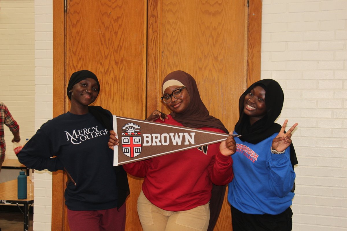 drihscs's tweet image. Our Seniors are showing off some of their college swag. Congrats to all. Stay tuned for more! 
#Classof2023 #AlphaClass #DrIzquierdoAlumni