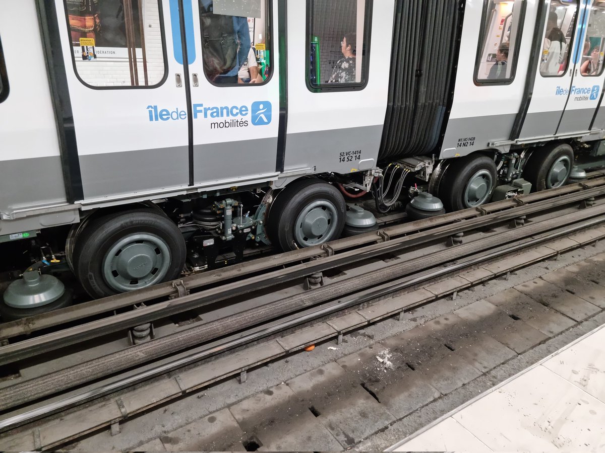 Aujourd'hui, il paraît que 4 nouveaux MP14 CC ont été mis en service commercial sur la #ligne11 #RATP : Les 12, 13, 14 et 15. En tout cas, voici les 13 et 14, flambant neufs.