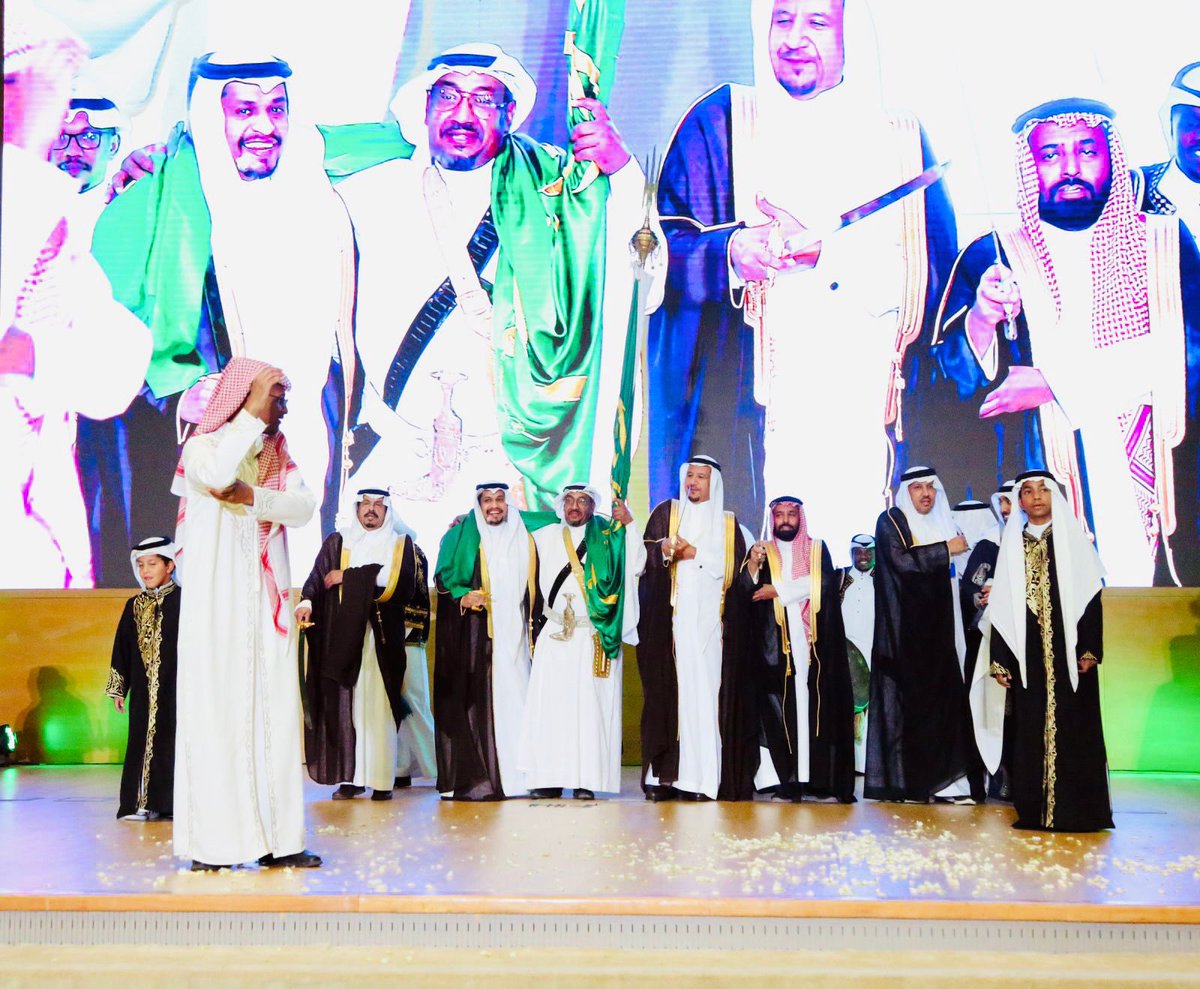 وتضمن الحفل لوحة فنية أوبريت بعنوان " ملاحم وطن  " من كلمات مساعد القائد العام للشؤون التعليمية والمدرسية الدكتور محمد الخليف ؛ حيث احتوى الاوبريت على العديد من اللوحات الفنية التي أبدع طلاب المعهد في تقديمها خلال الأعوام الماضية ؛ ثم تشرف فريق العمل بالسلام على سعادة مدير عام