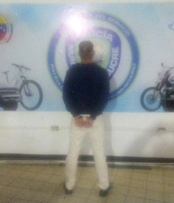 PolisucreOficia's tweet photo. Dos ciudadanos detenidos por riña colectiva dentro de una vivienda ubicada en la Urb. Horizonte: Ramón Guerrero (31A) y Jesús Medina Ezaine (41A) quién al ser verificado por SIIPOL arrojó SOLICITADO por un juzgado Delito: Instigación al odio y Legitimación de Capital. https://t.co/BsDGmgGdkp