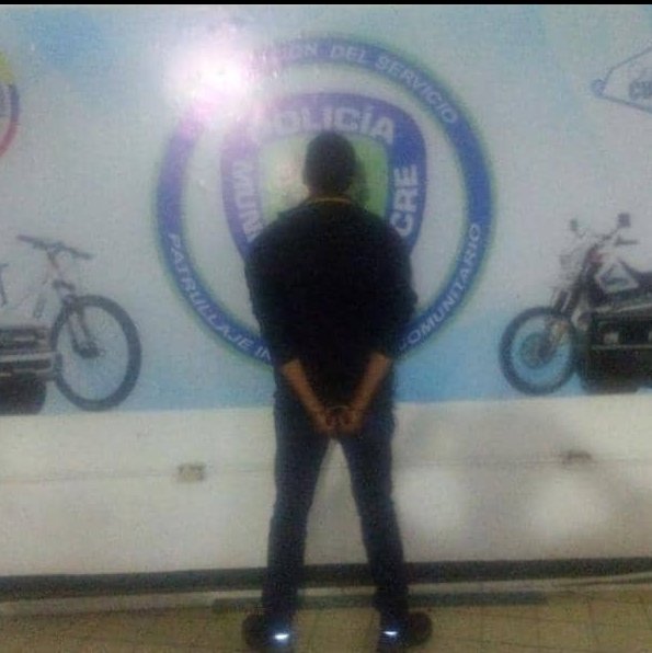 PolisucreOficia's tweet photo. Dos ciudadanos detenidos por riña colectiva dentro de una vivienda ubicada en la Urb. Horizonte: Ramón Guerrero (31A) y Jesús Medina Ezaine (41A) quién al ser verificado por SIIPOL arrojó SOLICITADO por un juzgado Delito: Instigación al odio y Legitimación de Capital. https://t.co/BsDGmgGdkp