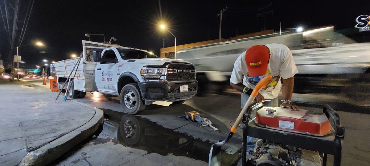 Interapas's tweet photo. 🌙 En Interapas, realizamos reparaciones incluso durante la noche, en zonas de alto flujo vehicular. 🚧👷

Cuadrillas de bacheo sustituyeron un brocal y tapa de pozo de visita dañado en la intersección de av. Universidad y calle Sexta, colonia San Luis.

☎ 444-301-8874 https://t.co/4z1zzF0mvK