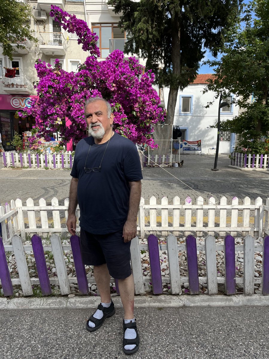 biraz bulut saklamıştım geçen sonbahardan
mehtabın yaldızladığı bir deniz kenarı
koyduğum yeri unutmuşum
fakat görebilseydiniz
n’olur çabuk gelin manzara dağılmadan
fazla uzun sürmez hayallerimin ayarı
size bu akşamı hazırladım
ayıp mı oldu dersiniz