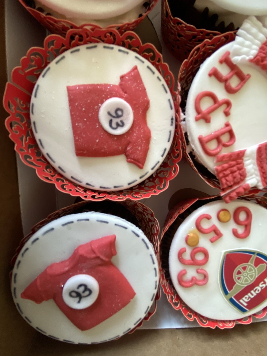 sharonmacks's tweet photo. 60th birthday/wedding anniversary πβ½οΈπ§ #cupcakes #arsenal #anniversary #birthday #sixty #homemade #handmade #alledible #cakeart #cakedesigner #baker #baking #celebrate #cakecakecake # https://t.co/OlUNguGhwX