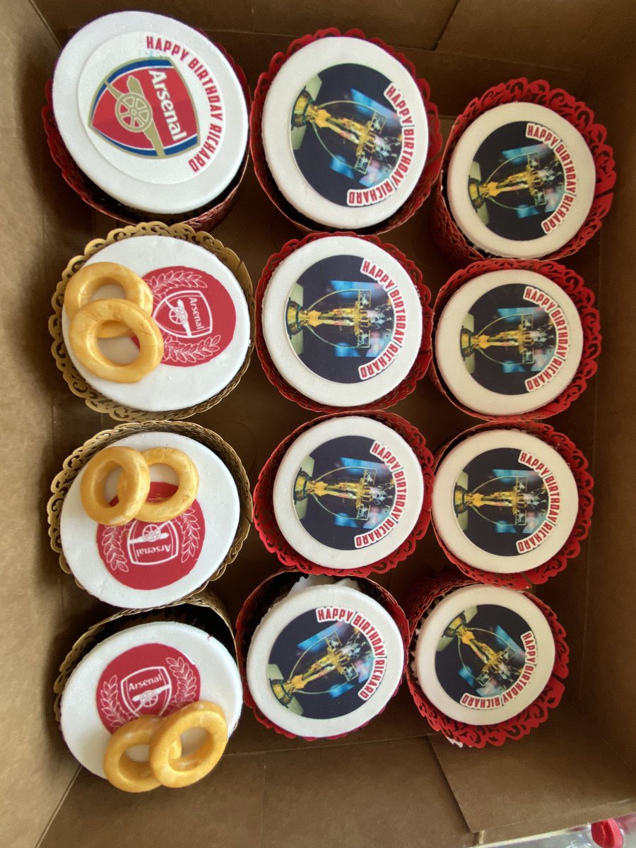 sharonmacks's tweet photo. 60th birthday/wedding anniversary πβ½οΈπ§ #cupcakes #arsenal #anniversary #birthday #sixty #homemade #handmade #alledible #cakeart #cakedesigner #baker #baking #celebrate #cakecakecake # https://t.co/OlUNguGhwX