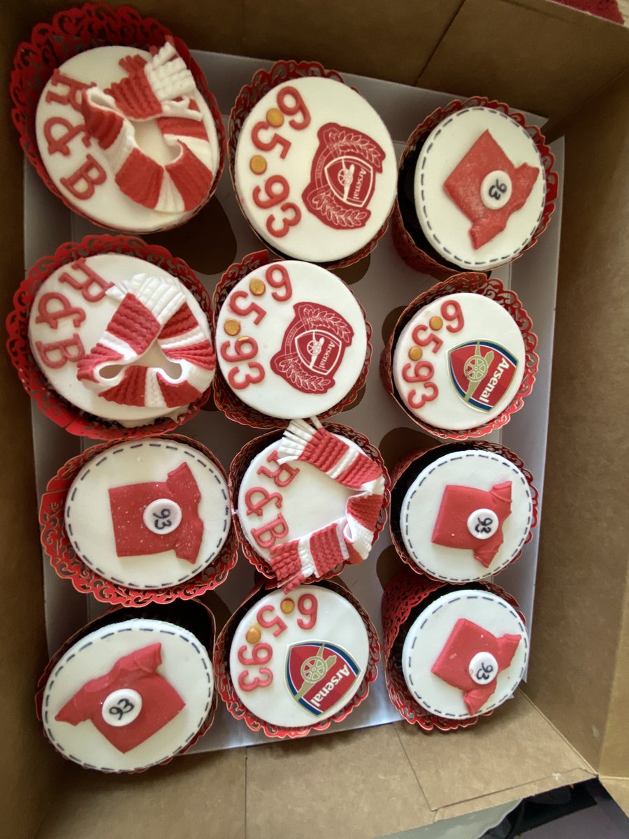 sharonmacks's tweet photo. 60th birthday/wedding anniversary πβ½οΈπ§ #cupcakes #arsenal #anniversary #birthday #sixty #homemade #handmade #alledible #cakeart #cakedesigner #baker #baking #celebrate #cakecakecake # https://t.co/OlUNguGhwX