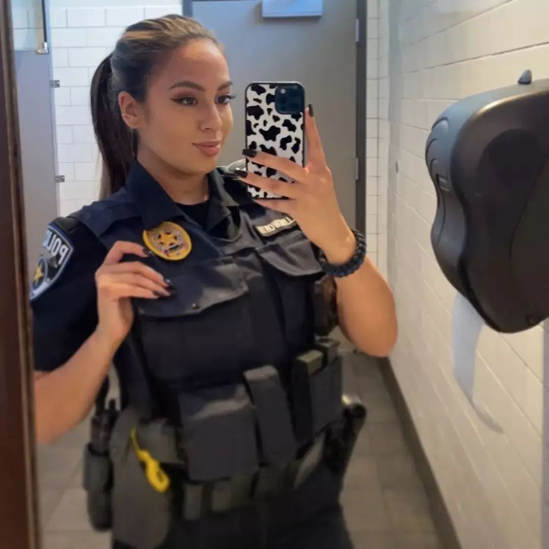 Chick-fil-A bathroom pic🐄🤳🏼

#police #policeofficer #ladycop #copslivesmatter #femalecops #futurepoliceofficer #supportcops #policelivesmatter💙 #coplovers #bluelifematters💙 #thankapoliceofficer