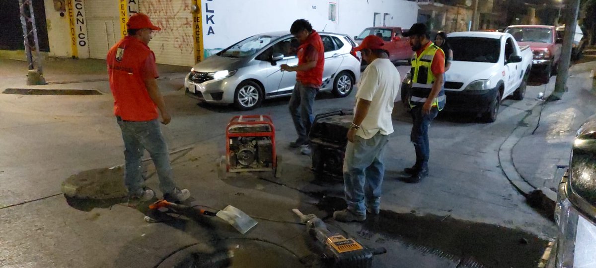 Interapas's tweet photo. 🌙 En Interapas, realizamos reparaciones incluso durante la noche, en zonas de alto flujo vehicular. 🚧👷

Cuadrillas de bacheo sustituyeron un brocal y tapa de pozo de visita dañado en la intersección de av. Universidad y calle Sexta, colonia San Luis.

☎ 444-301-8874 https://t.co/4z1zzF0mvK