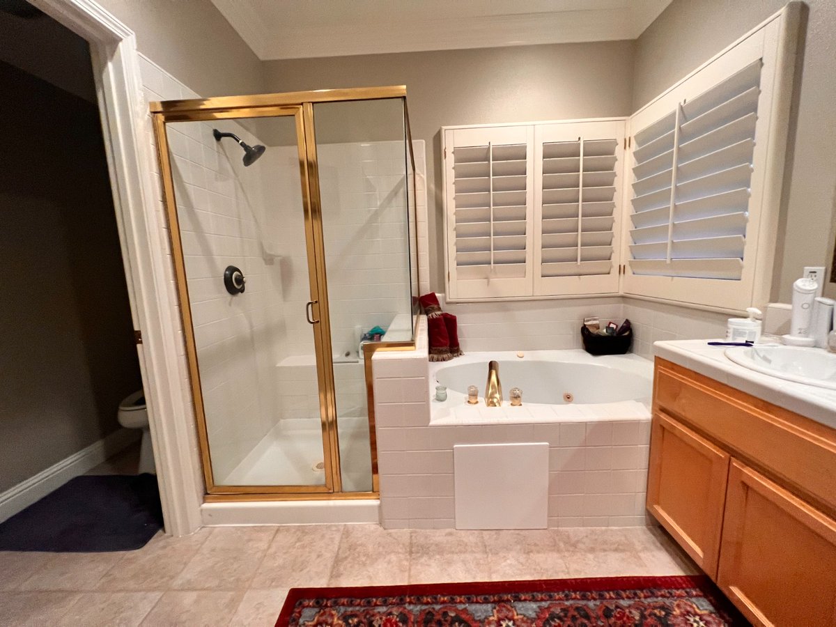 WiseBuildersCA's tweet photo. https://t.co/ffQycaP7B7 

Before &amp; After 
#bathroomremodel https://t.co/VqMLYz6ik3