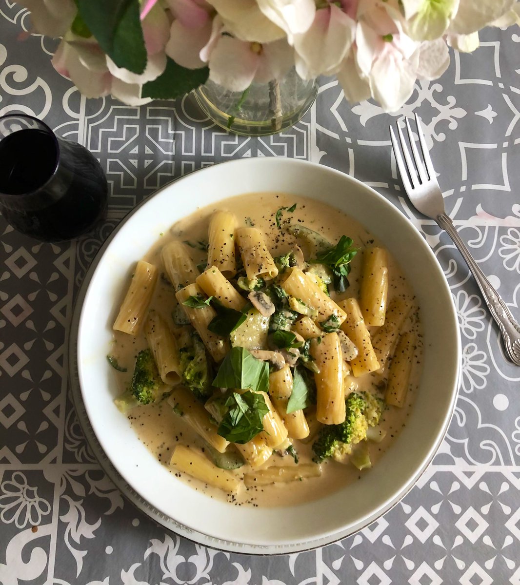 My supper this evening:
Rigatoni pasta served with 
mushrooms, broccoli & courgette 
in a homemade Stilton & 
basil sauce… Yum! 😋🥦🌿