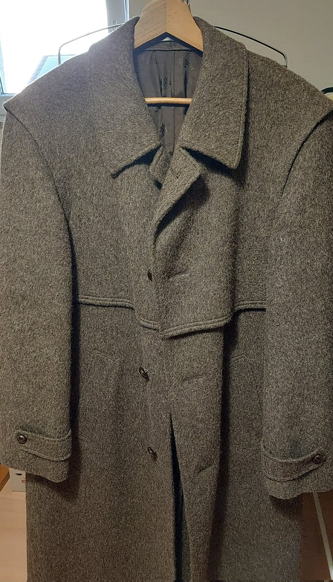 I know it's summer and all but this overcoat fucking rocks
Made in Austria, it's distinctly Germanic in a very tangible way 
100% wool, heavy, reaching below the knee, perfect for alpine winter 
The buttonholes look like they could be handsewn
Can't believe I got it for 3€ lol