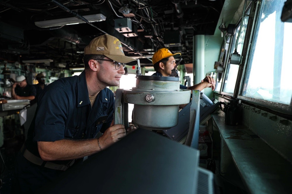 Ensign Jack Pistone, assigned to USS Carter Hall #LSD50, measures the distance between Carter Hall and other warships during #FleetBattleProblem23. #NavyReadiness

📷: MC2 Moises Sandoval