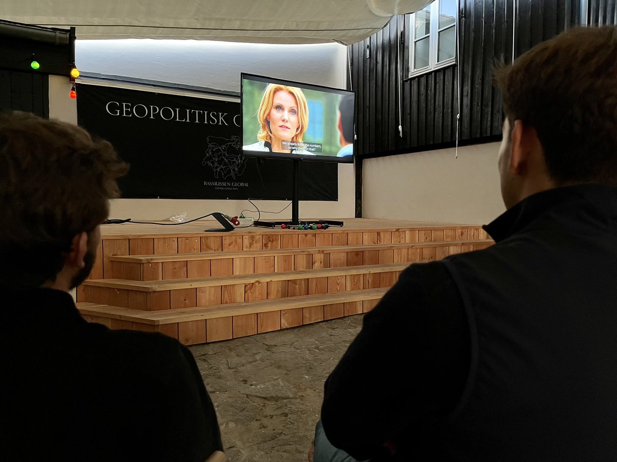 Vi ser <a href="/HelleThorning_S/">Helle Thorning S</a> dokumentar i den Geopolitiske Gårdhave på Folkemødet. Om tre døgn er hun selv her på scenen hos <a href="/rasmussenglobal/">Rasmussen Global</a> sammen med de to daværende rivaler <a href="/larsloekke/">Lars Løkke Rasmussen</a> og <a href="/AndersFoghR/">Anders Fogh Rasmussen</a>. Jeg glæder mig til at moderere mødet mellem de tre #dkpol #fmdk