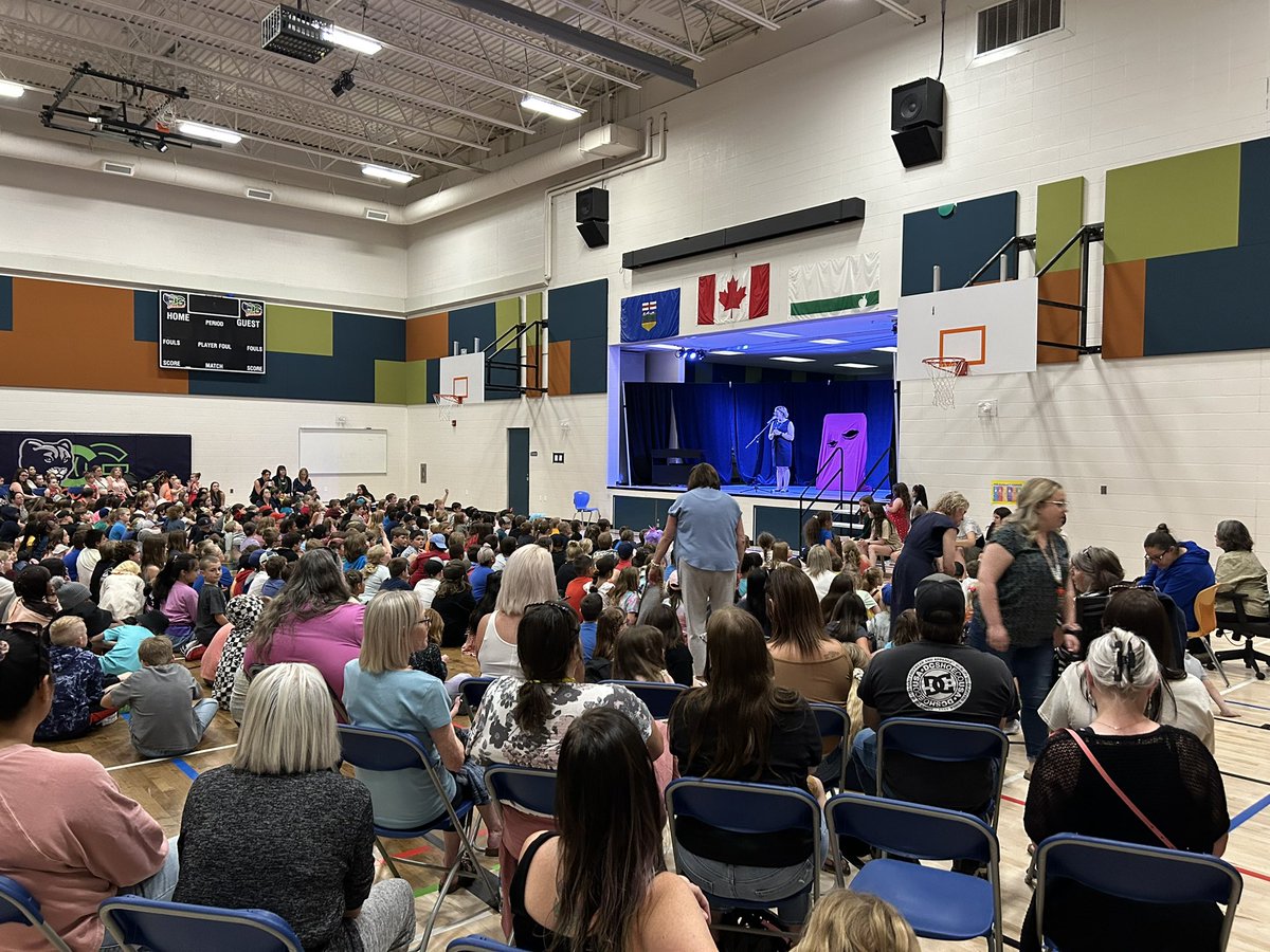 SBarr2's tweet photo. Amazing talent on show @ChristinaGFMPSD at their annual Talent Show! Wow!! @FMPSD #ymmarts https://t.co/AHY49nTuLE