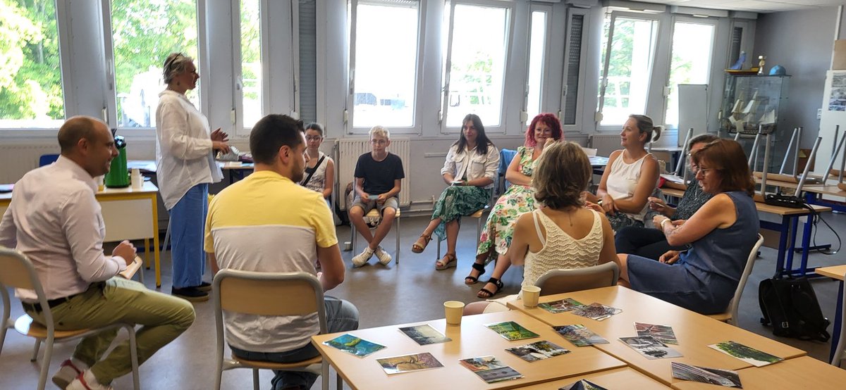 Clg_Salengro's tweet photo. L' atelier réflexif autour de la mutualisation des pratiques au service de l'ambition de tous les élèves proposé par Ecolhuma qui a réuni des enseignants, des personnels de vie scolaire, du personnel de direction et des élèves a rencontré un vif succès. 
#dsden62
#coopération https://t.co/W2jk5j2RkK
