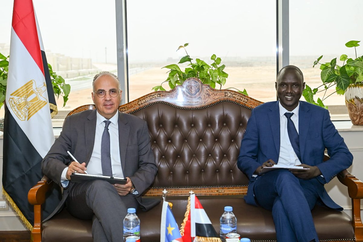 MwriEgypt's tweet image. Within the framework of #Egypt's presidency of the #AMCOW, H.E. Prof. @HaniSewilam, Minister of Water Resources &amp;amp; Irrigation, welcomed in his office his counterpart H.E. Mr. @PalMai8, Minister of Water Resources &amp;amp; Irrigation of #South #Sudan.