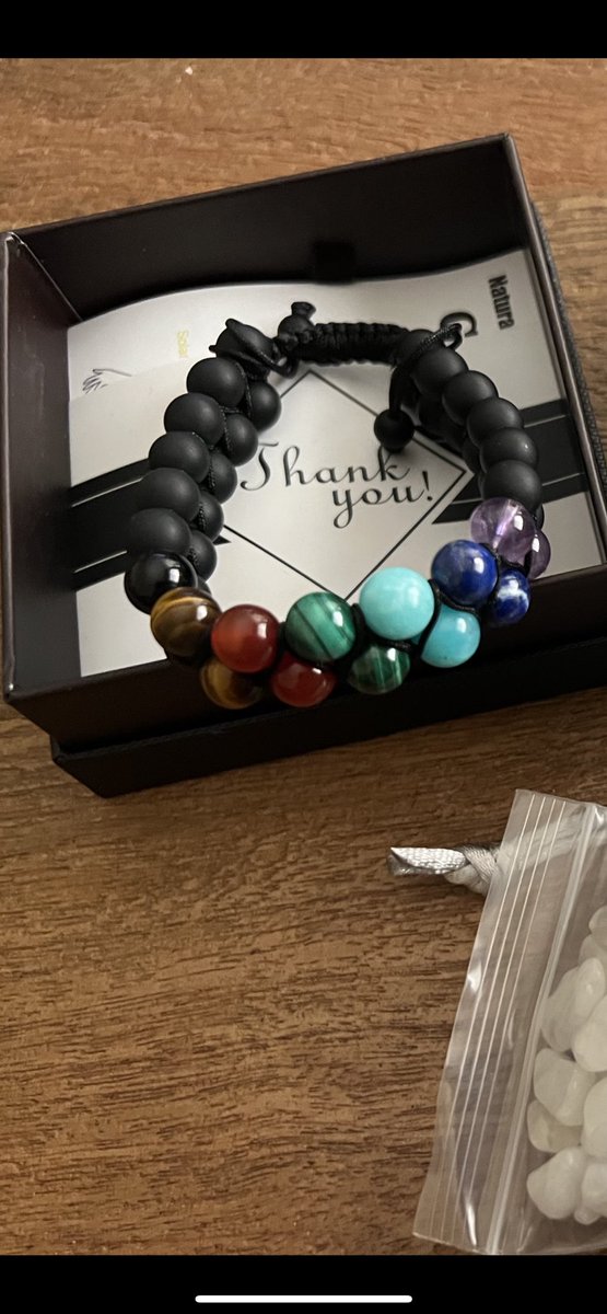 @JudieAl91132164 That one doesn’t have green but the other one I’m wearing does . It’s a 
Mens Crystal Bracelet, GENASTO 7 Chakra Bracelet with Real Stones Tigers Eye Obsidan Amethyst Malachite Amazonite Lapis Lazuli Red Agate Beads Bracelets for Multi Healing Protection Balance 👍🏻👍🏻